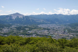 武甲山と秩父市街